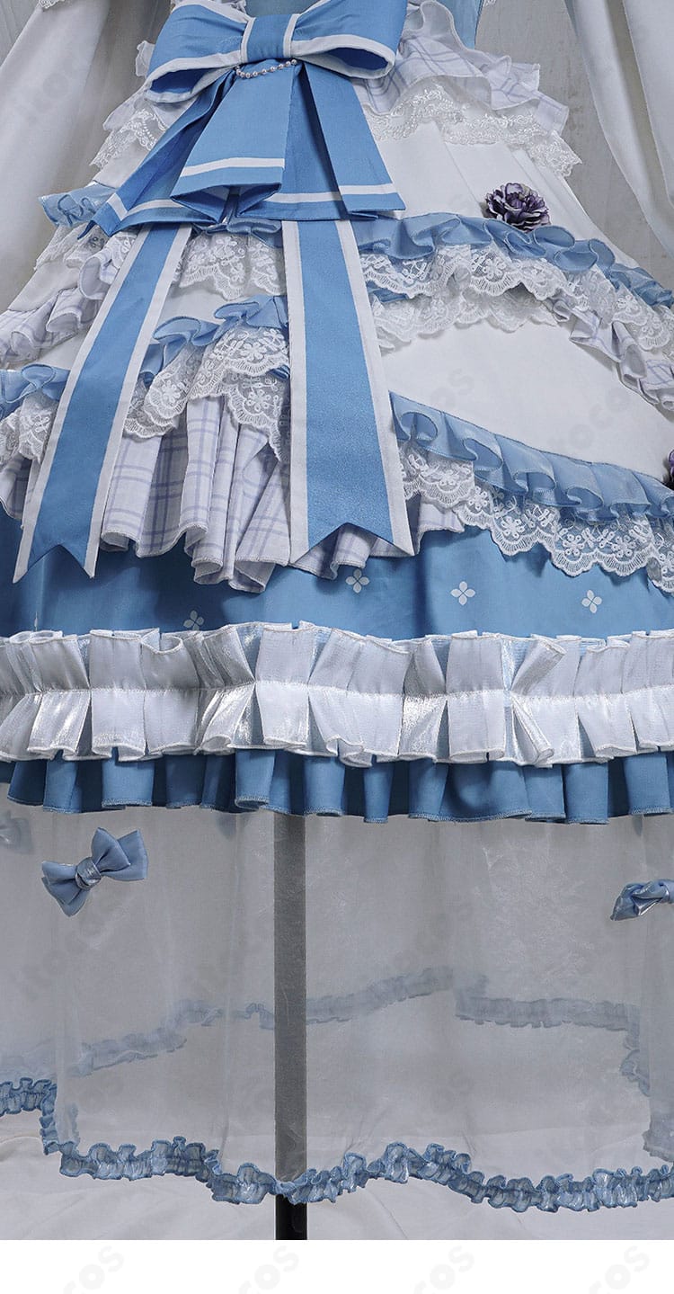 スカート側面の装飾と縫製ステッチ。動きに合わせたドレープ感が分かる画像。