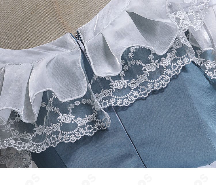 衣装に施されたチェーン装飾の近接ショット。金属光沢と配置バランスを確認できる。