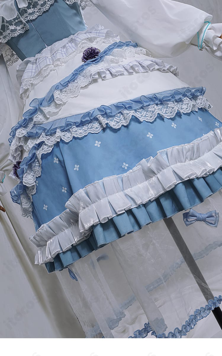 スカート背面の装飾ディテール。シンプルで上品な意匠と生地の落ち感を表現。