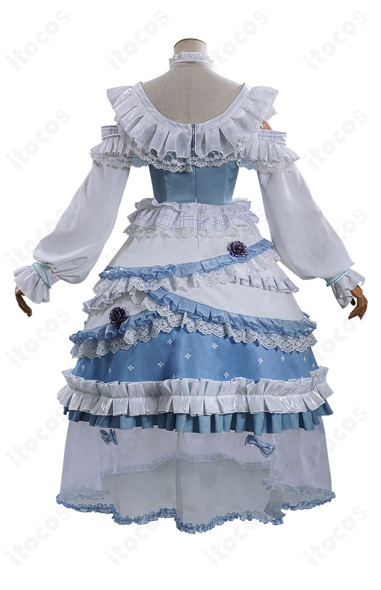 エマ・ウッズ衣装の背面全体。背中の切替えとファスナー位置、リボンの配置を忠実に再現した様子。