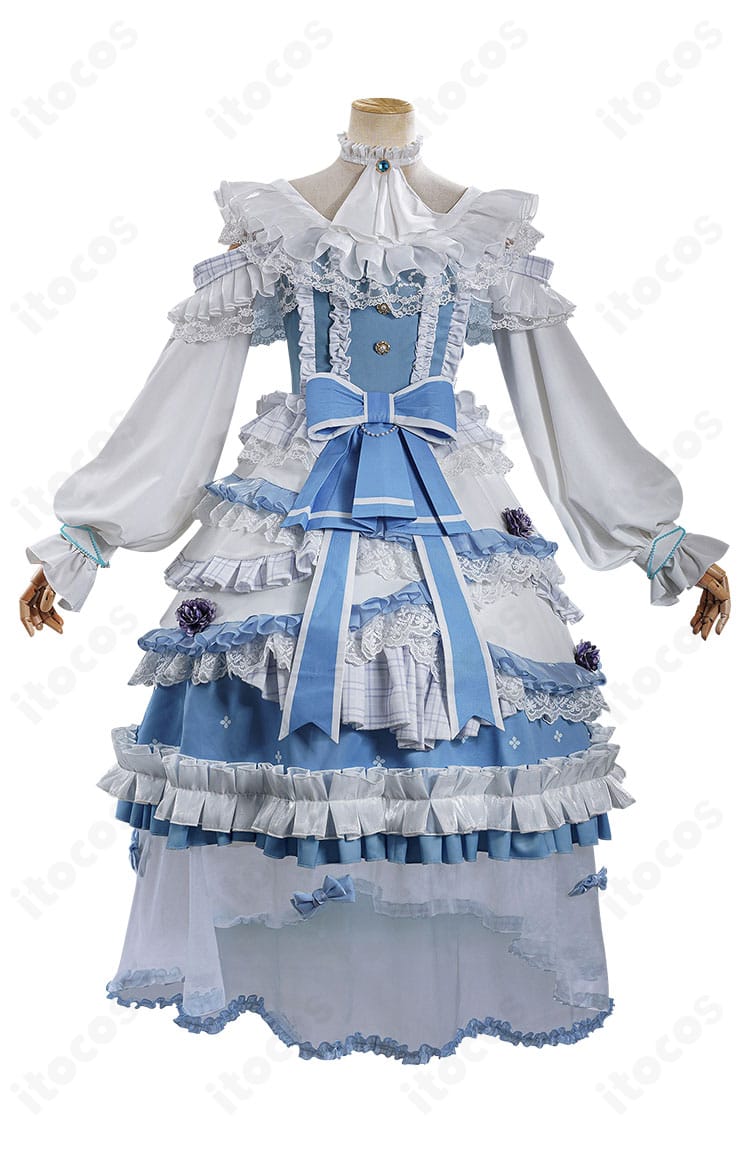 エマ・ウッズ衣装の正面ディテール。胸元装飾とワンピースの縫製ライン、アクセサリーの質感が確認できるカット。