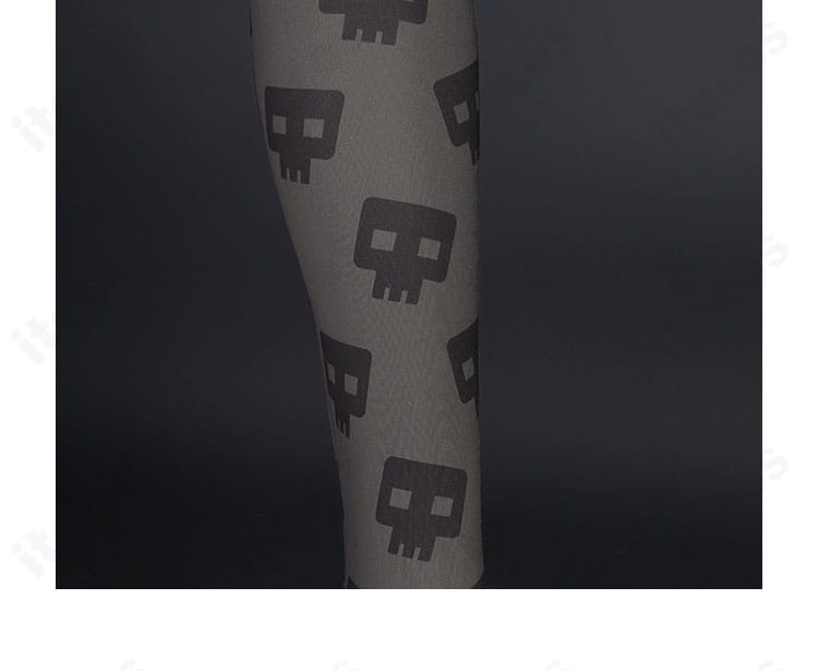 レッグソックスの装飾ディテール。足元まで統一感のあるデザイン