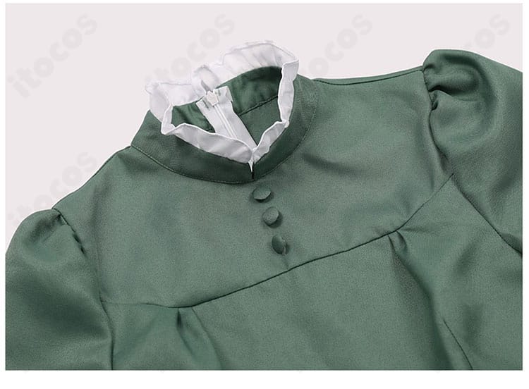 衣襟の装飾細部。落ち着いた緑の色調と端正な仕立てが伝わるディテール画像。