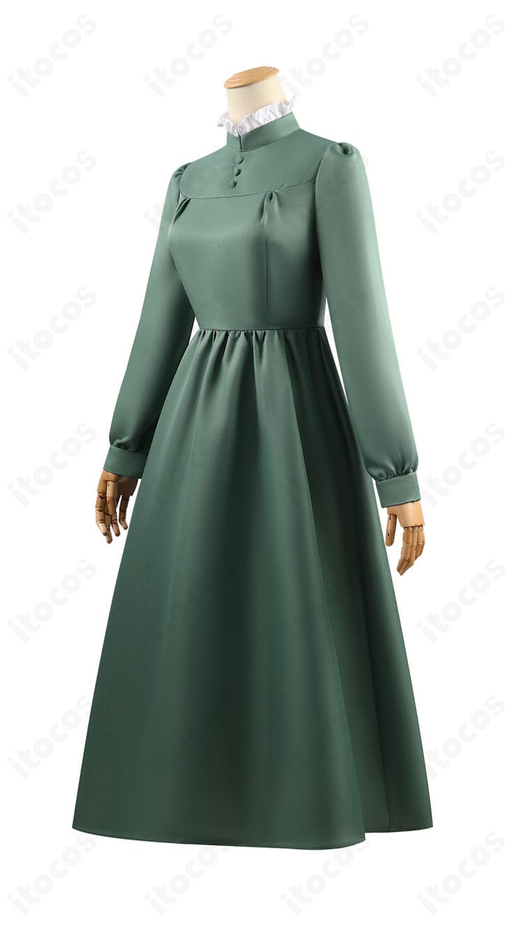 斜めから見た側面ショット。ソフィーの緑ワンピースのシルエットと袖ラインを立体的に確認できる画像。