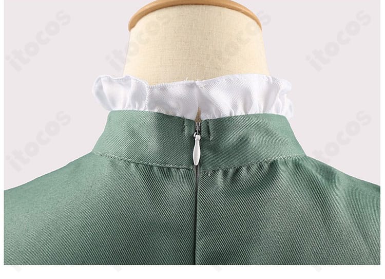 衣装のチェーン装飾ディテールをクローズアップ。エレガントな印象を引き立てるポイント。