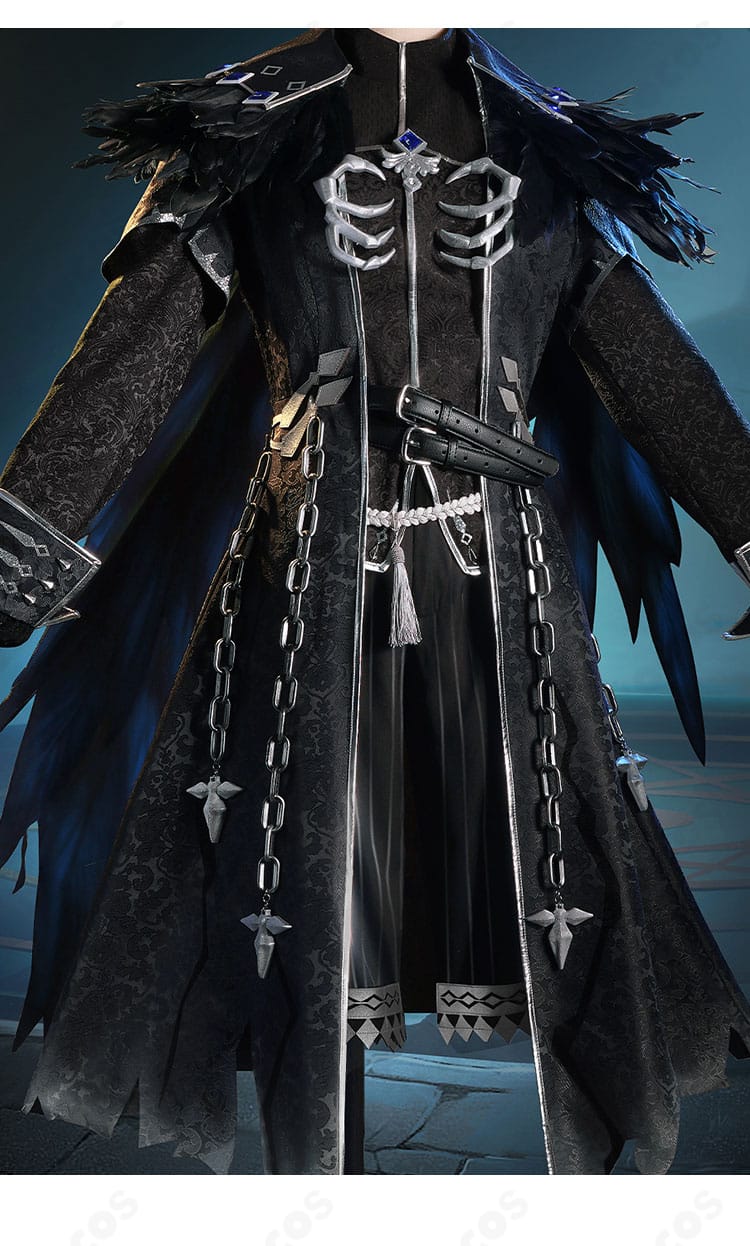 刺繍と金属調パーツのクローズアップ。胸元や腰回りの装飾再現を示すディテール画像