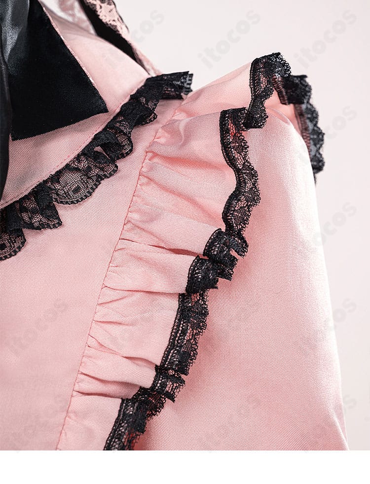 肩〜袖の装飾ディテール。縫製ラインとトリムの収まりを確認できるアップ。