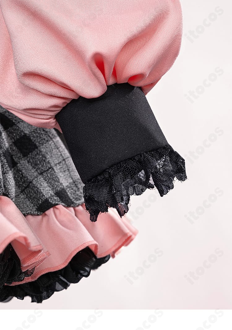 袖口デザインの近接。装飾パーツとカフの整った仕上げが分かる。