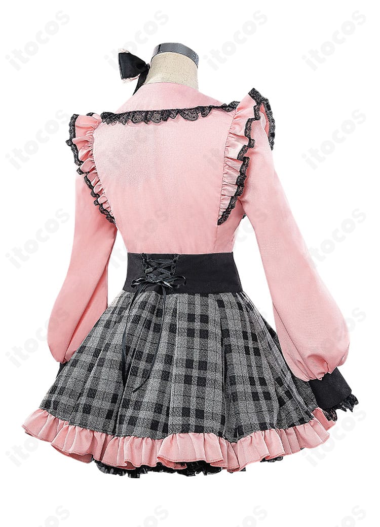 星野アイ コスプレ衣装の背面。背中の装飾バランスと裾の仕上げが見える後ろ姿。