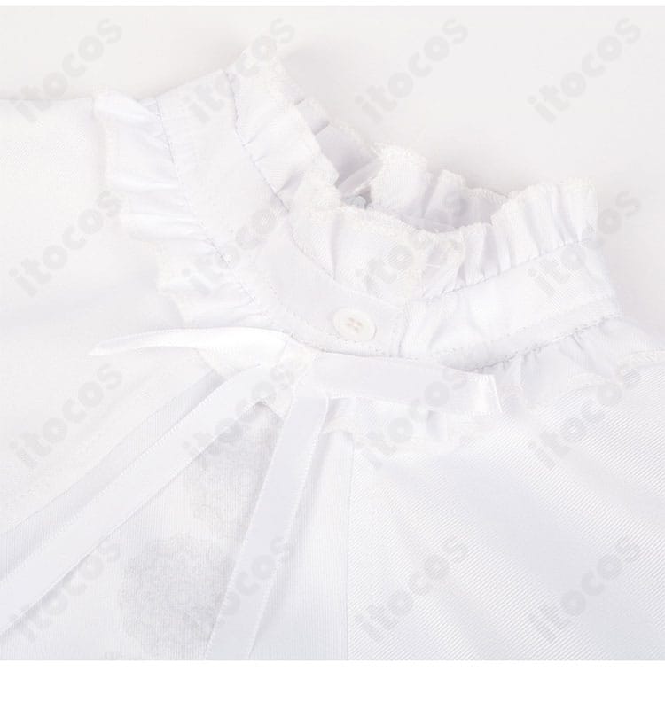 ショートパンツ腿部の装飾アップ。個性的な意匠が映える接写