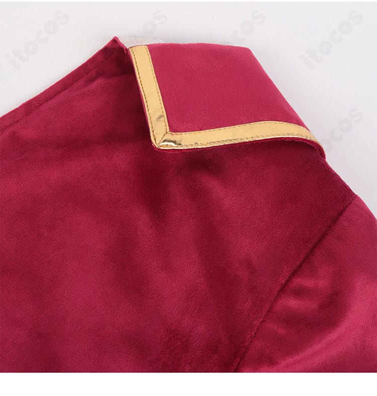 襟元の装飾ディテール。立体感のあるデザインでキャラクターイメージを再現