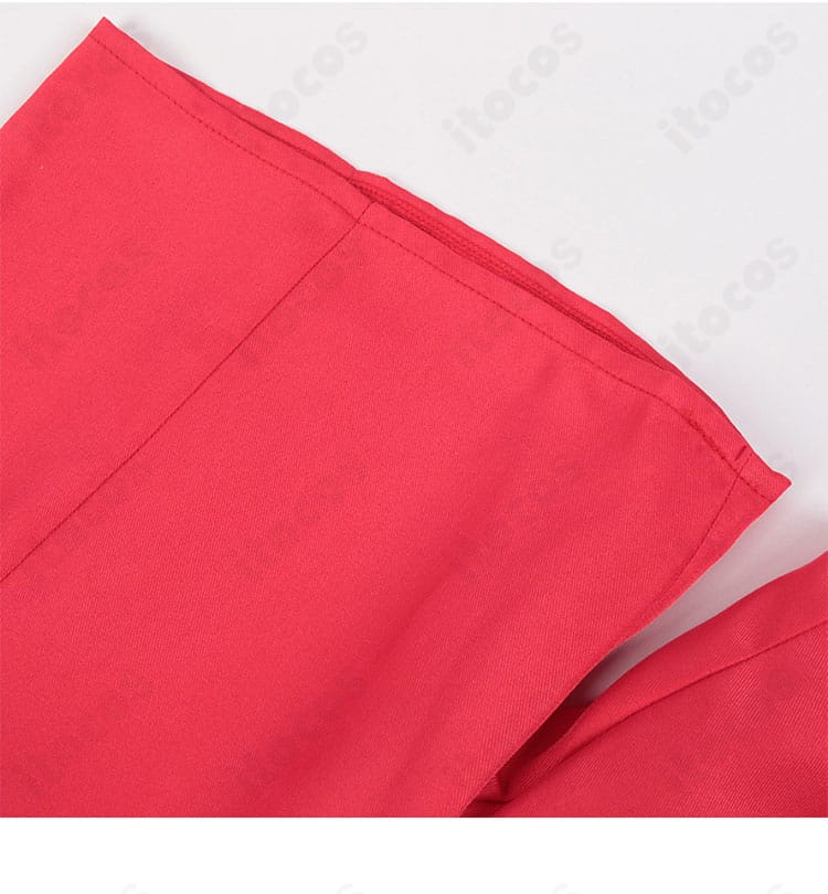 ショートパンツのチェーン装飾ディテール。金属パーツの質感と取り付け精度