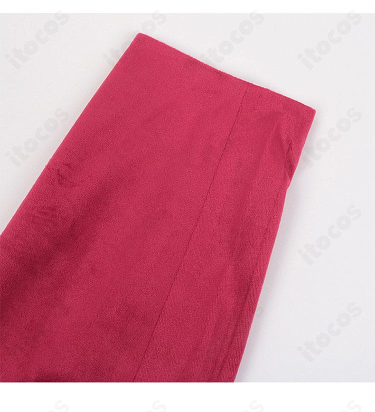 シャツ襟周りの装飾接写。特徴的な意匠を丁寧に再現したディテール