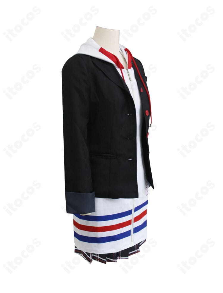 側面ディテールを強調した画像。スカートのチェック柄と白パーカーのフード、コートのラインが確認できる。