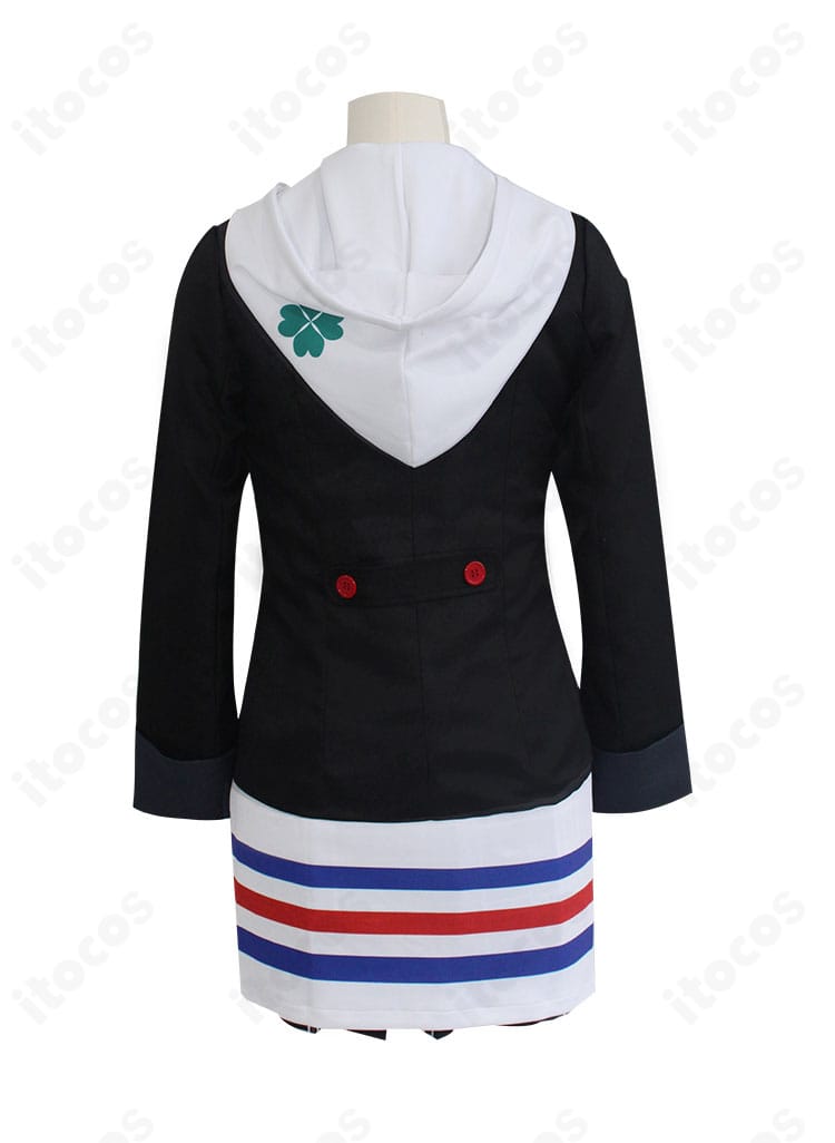 背面デザインの全景。コート背面のシームと裾ライン、フードの収まりが分かる画像。