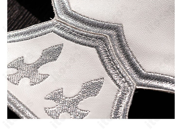 アスナコスプレ衣装の胸元アップ。胸当てパーツの立体感と取り付け位置を解説