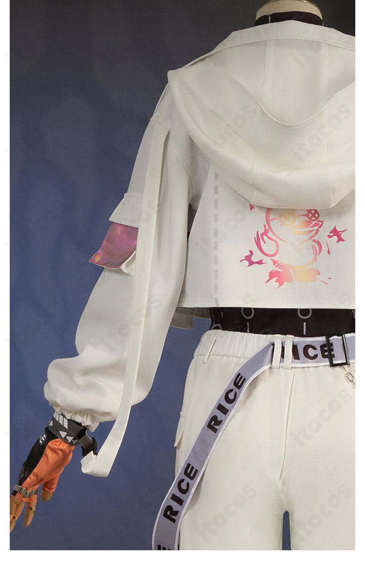 袖口と背面装飾の接写。精巧な仕上げで撮影時に映えるディテール