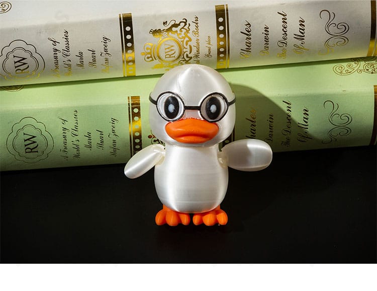 腰の小鴨モチーフ飾りの接写。囚人（ルカ・バルサー）Rice版の個性を引き立てるアクセサリー