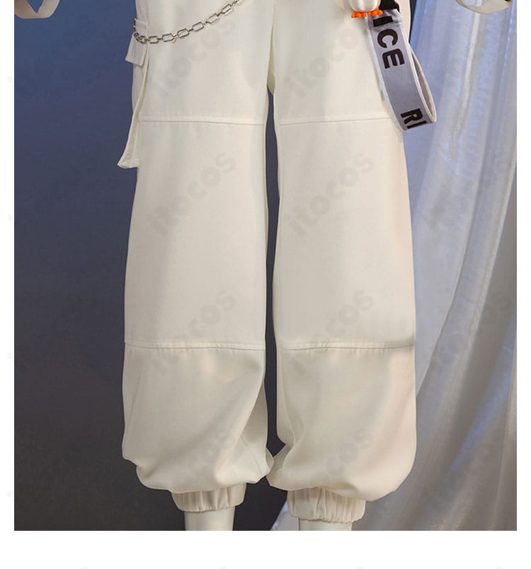 パンツ装飾のディテール。ステッチとアクセントパーツで立体感を演出