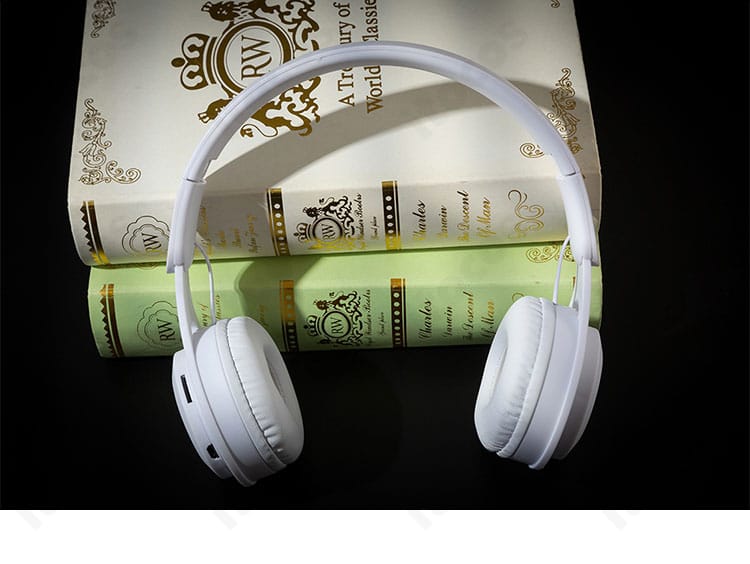 耳飾りの接写。精緻なメタル調パーツがコーデの完成度を高める