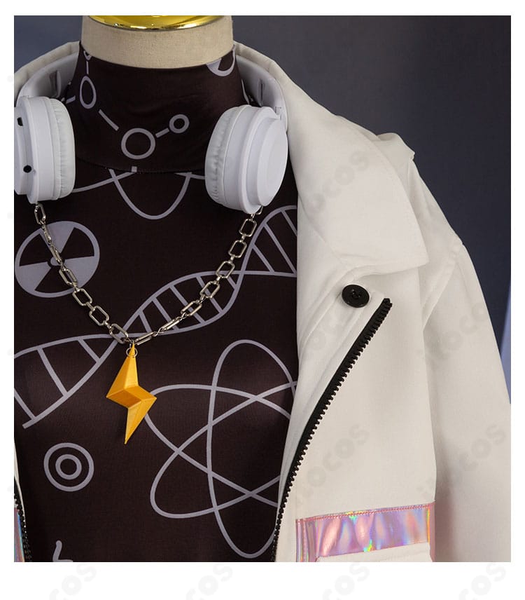 襟元とヘッドホンの接写。キャラクター性を象徴する小物の質感と固定感を確認