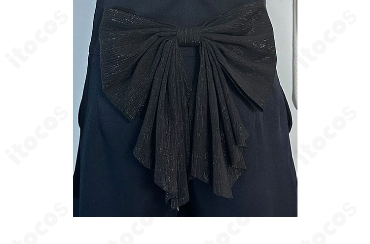 背面の蝶モチーフ装飾。コーデ全体のアクセントとして立体感を付与。