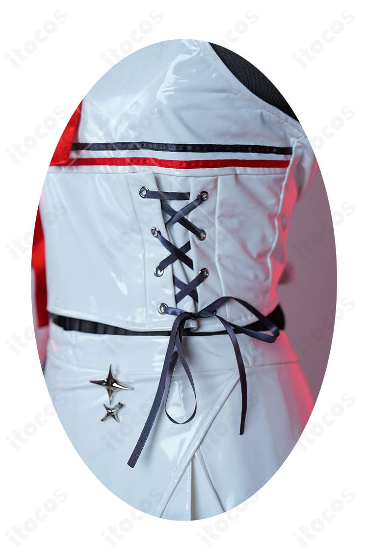 儒烏風亭らでん コスプレ衣装の背面。系紐状の装飾や留め具の配置が見えるディテール写真。