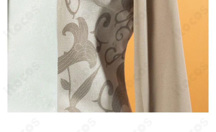 ウエスト周りの装飾ディテール。ベストとパンツの境目、ポイント装飾の配置が分かるショット。