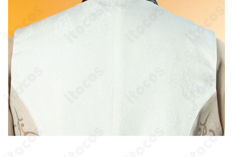 背面デザインの詳細。センターベントや背面の立体縫製でシルエットを整えた様子を示す画像。