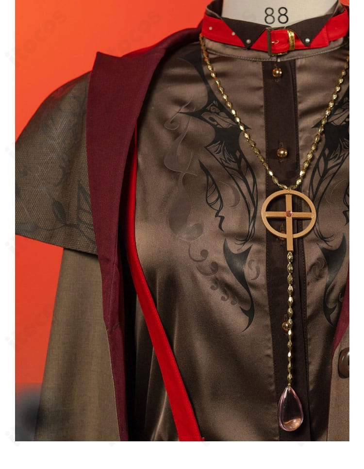 ネックレス装飾のクローズアップ。トップの形状とチェーンの質感が分かる写真