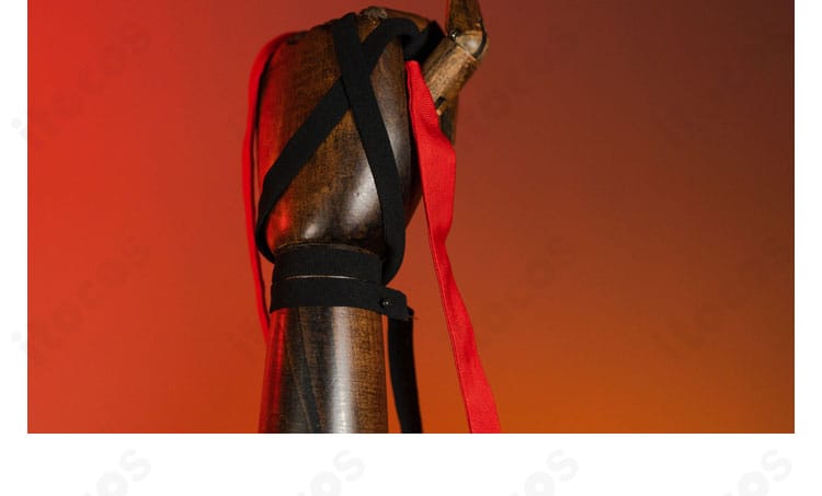 バックル装飾の質感と留め構造を示すクローズアップ