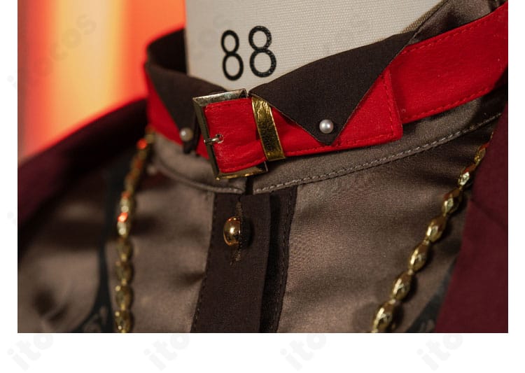 襟元の装飾ディテール。チョーカーとの重なりやステッチの仕上げが分かる構図