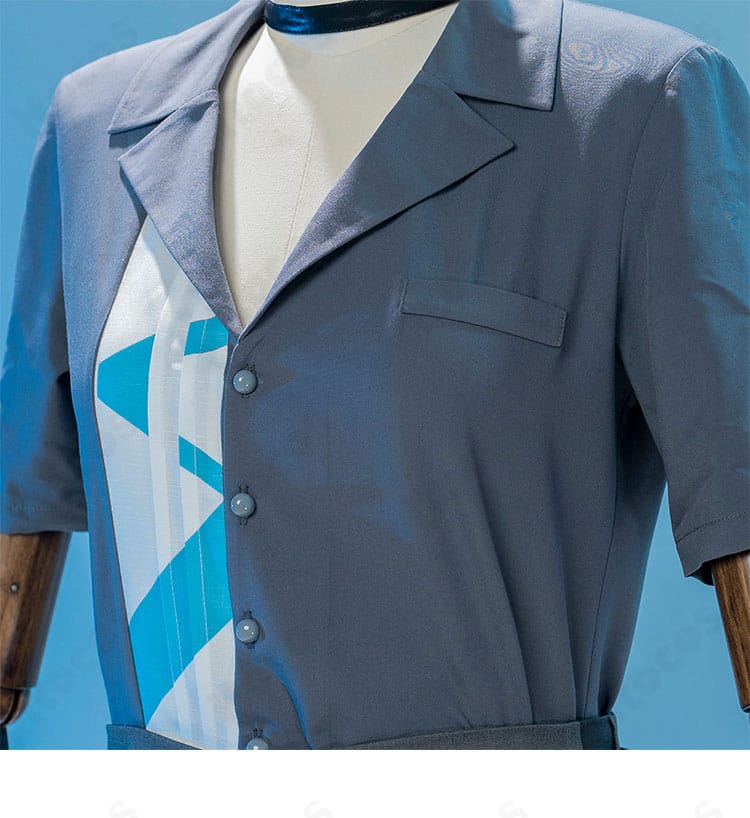 胸元ポケットのアップ。実用的なポケットの大きさと口周りの縫製が見えるディテール。