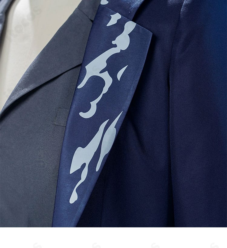 衣領装飾のディテール。アクセントとなる装飾パーツの質感と配置がわかる接写。