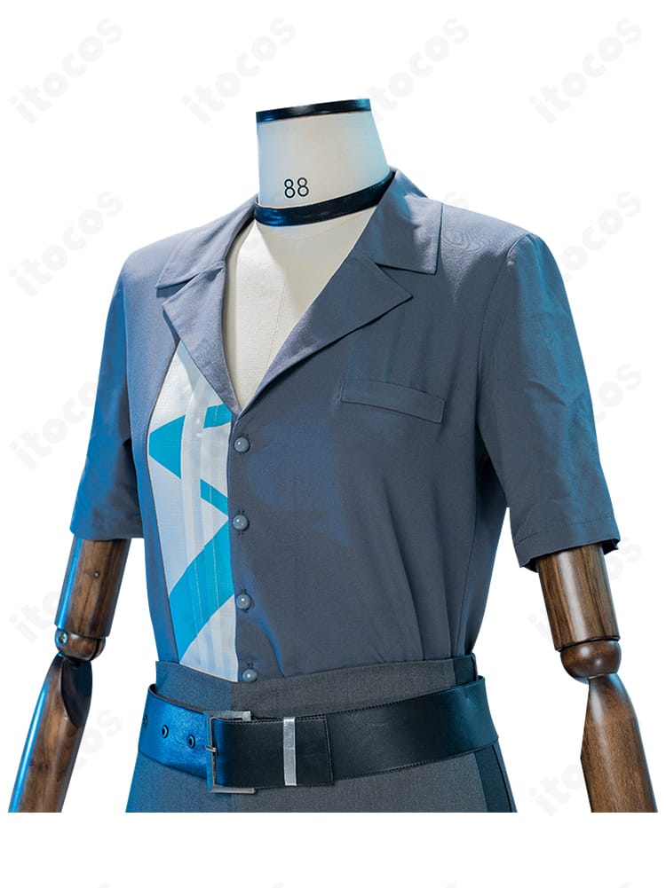 インナー半袖シャツの側面ディテール。腕周りの可動域と縫製ライン、重ね着時の快適性を示すカット。