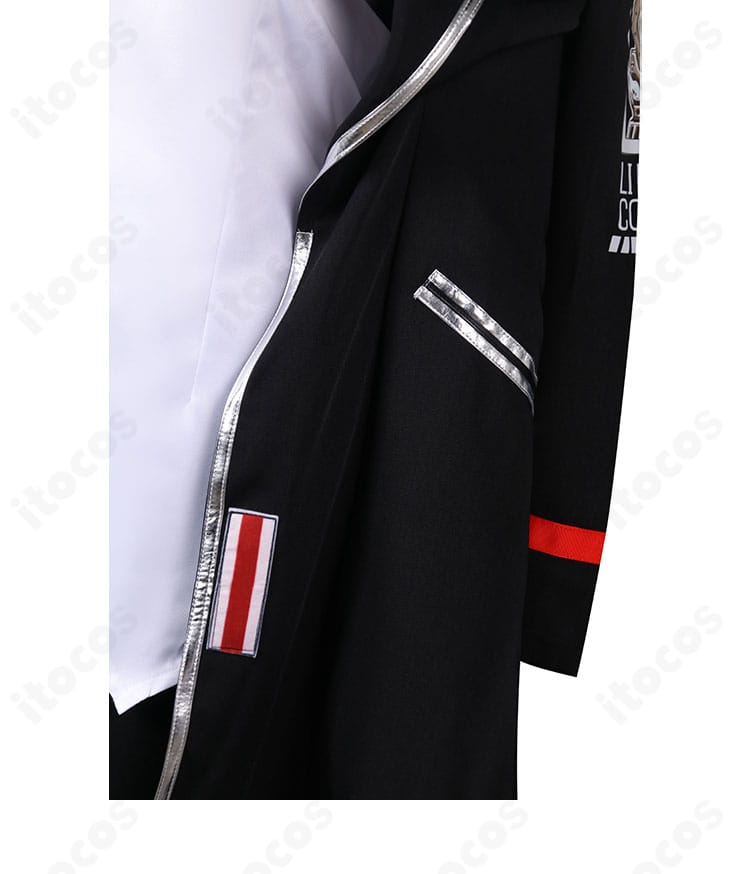 リョウシュウ衣装の衣襟部分の意匠。素材のマット感と立体裁断を確認