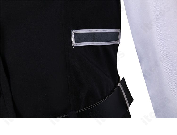 腰ポケット風の衣袋装飾ディテール。フラップ形状とステッチ、素材感を捉えたムルソー衣装。