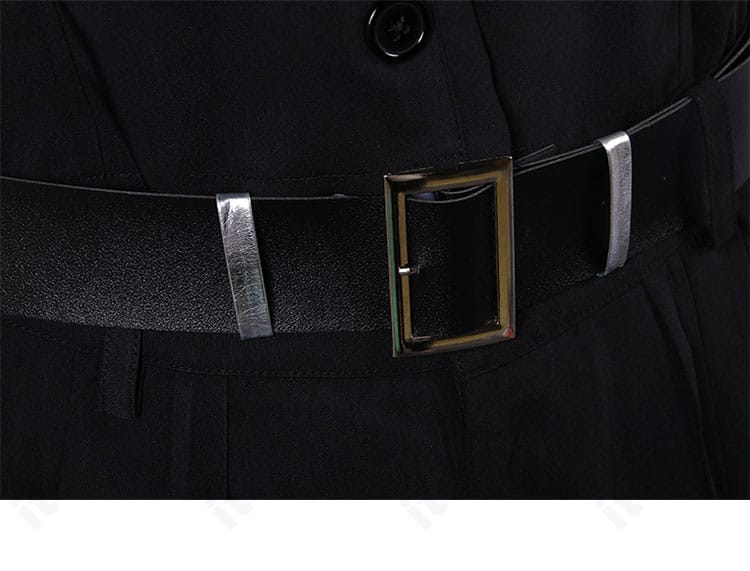 腰ベルトの装飾ディテール。バックルの質感とベルト幅、ベストとのレイヤードが分かるムルソー衣装。