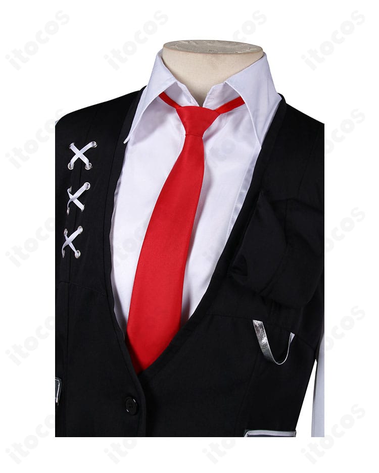 赤いネクタイと襟まわりのクローズアップ。結びのボリュームとシャツの台襟、ベストのVゾーンが確認できるムルソー衣装。