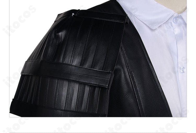 Limbus Company グレゴール コスプレ衣装 右肩アーマーのクローズアップ。硬質感ある装飾で戦闘イメージを再現