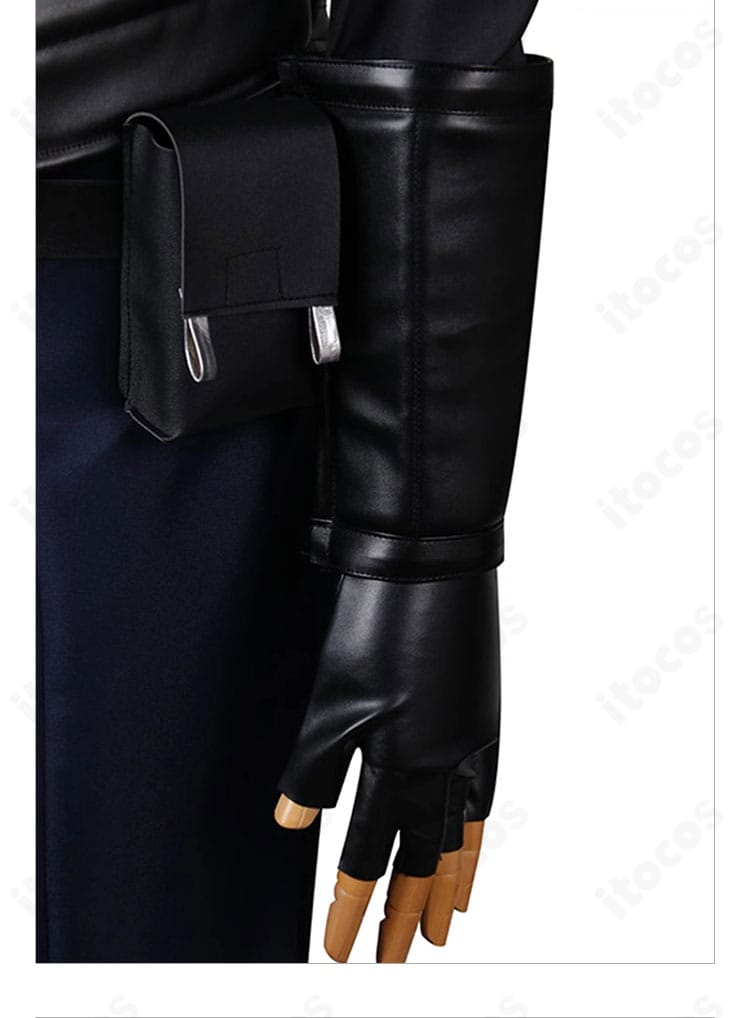 腰部と手袋の装飾クローズアップ。ウエストポーチの固定方法、ベルトの位置関係、手袋の質感が分かる画像。