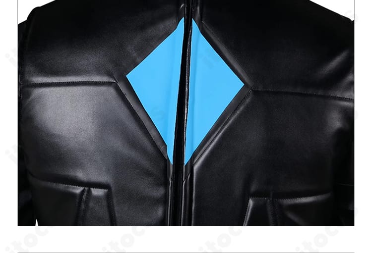 背面ディテールのクローズアップ。ベストの背面ベルトやシームライン、腰周りの処理を確認できる画像。