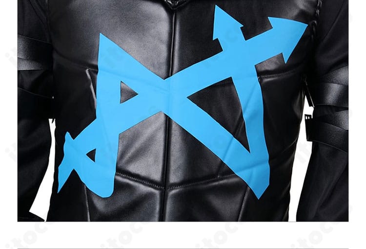 胸元装飾のクローズアップ。胸部の装飾パーツや配置バランス、縫製の仕上がりを示すディテール。