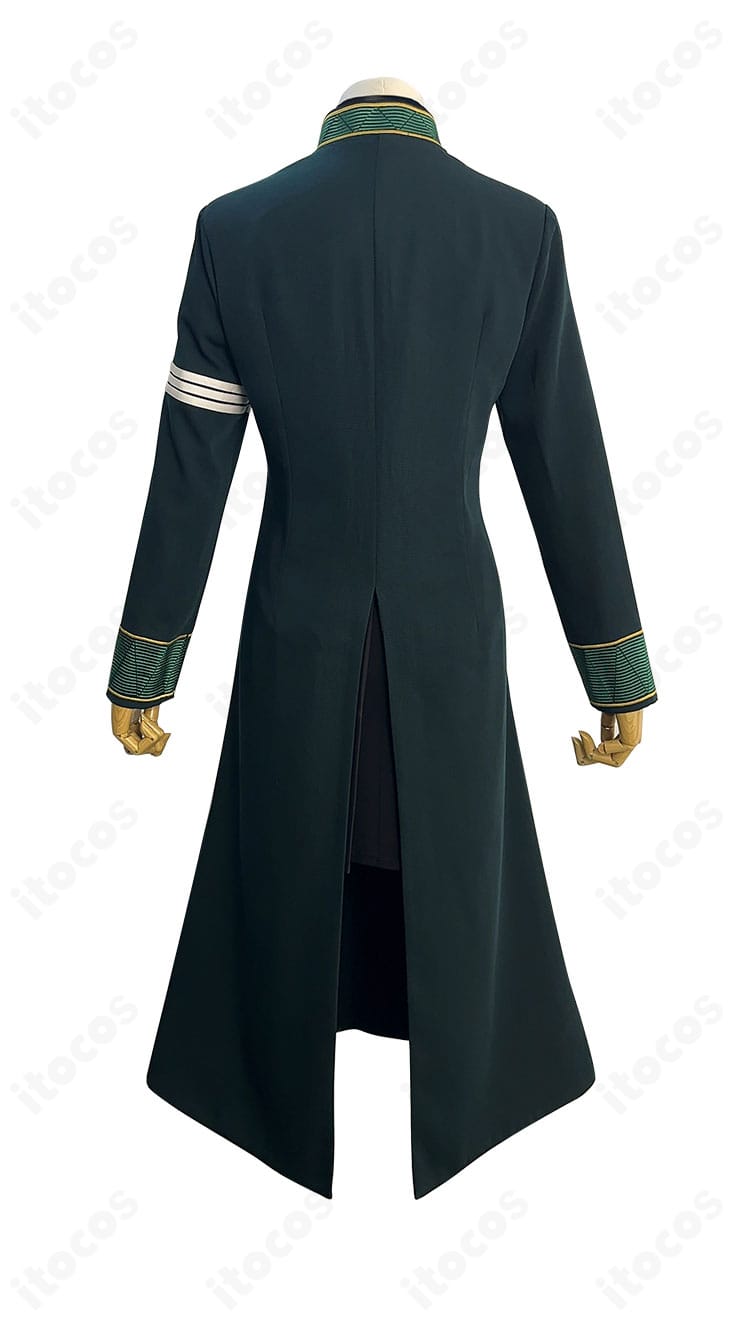 WIND BREAKER 椿野佑 制服コスプレの背面。コートの直線的なシルエットと後ろ姿のラインを強調。