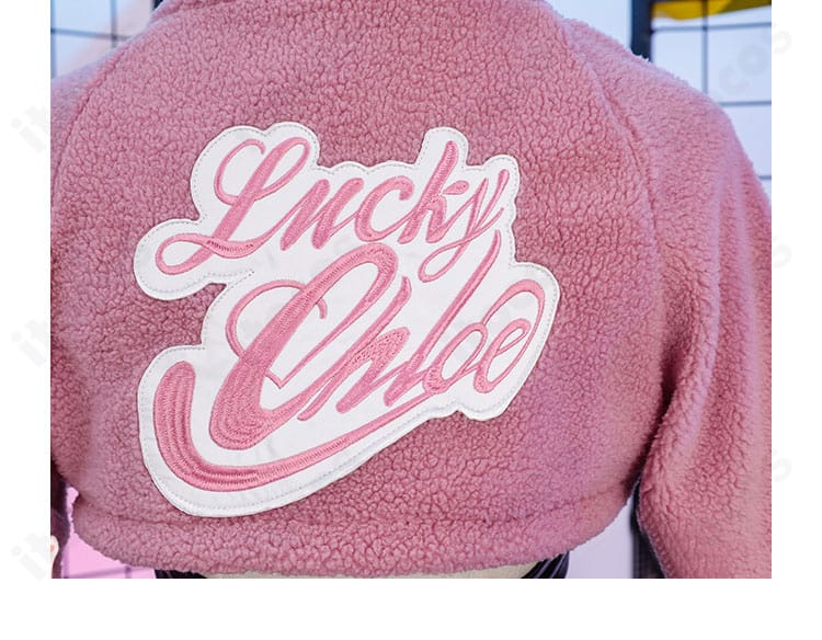 ラッキー・クロエ コート背面の装飾ディテール。背中のシルエットとライン取りを強調したカット。