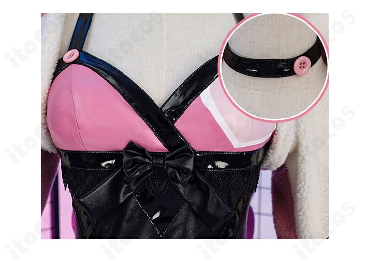 ラッキー・クロエ コスプレ ネクタイ風装飾と胸元まわり。チョーカーとのバランスやステッチの精緻さを示す拡大図。