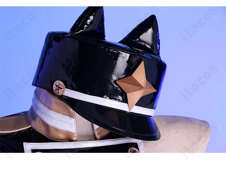 阿良河キウィの帽子ディテール。装飾パーツと刺繍、縁取りの質感が見えるクローズアップ。