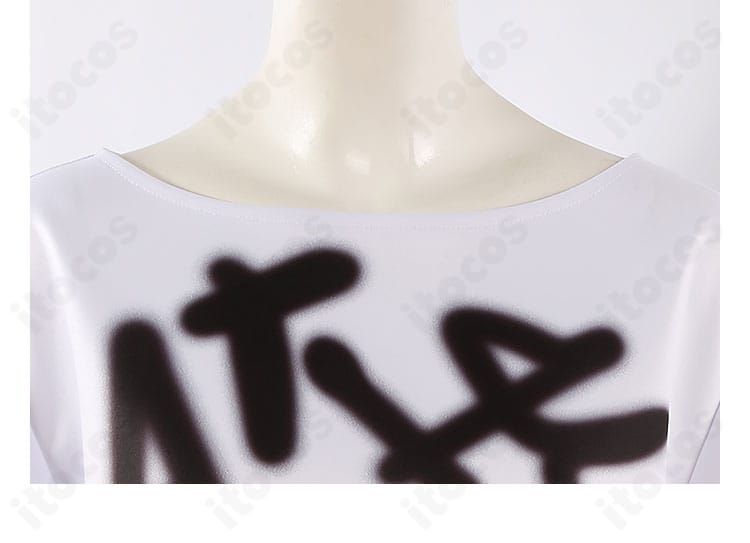 襟ぐりディテール。リブの幅感と刺繍表現、首元のフィット感を確認できるアップ画像。