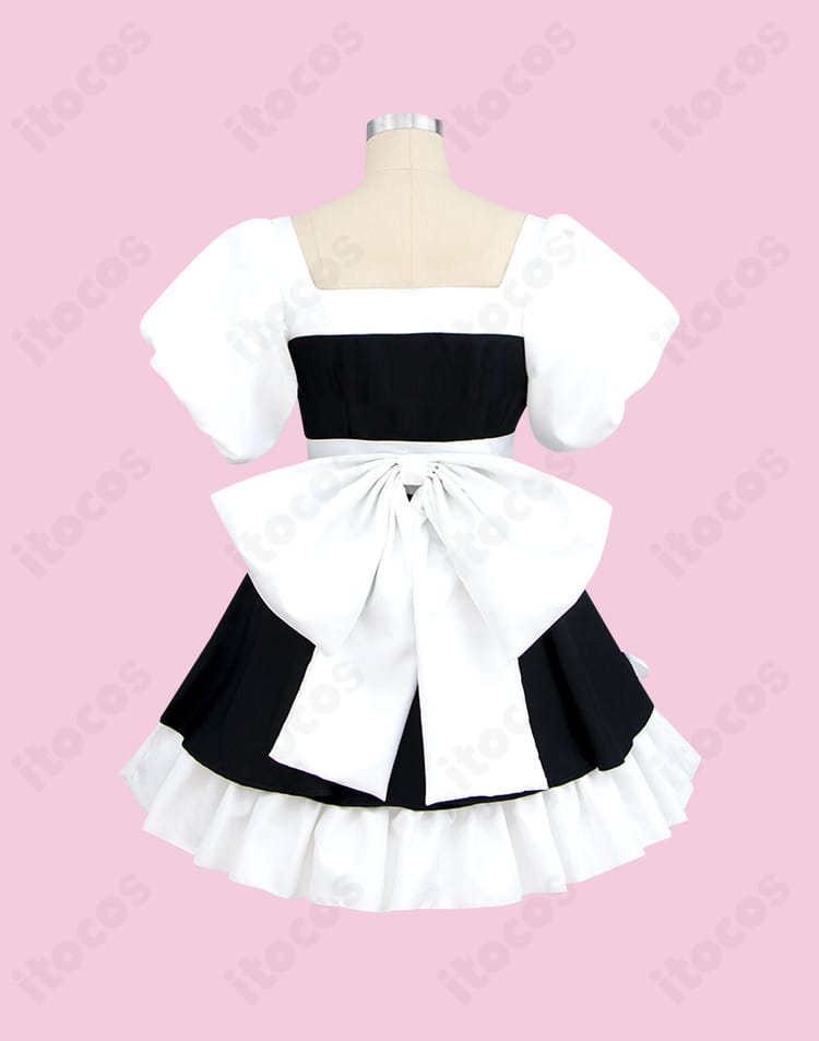 ALIEN STAGE スア メイド服コスプレの背面ディテール。背中のラインとエプロンのリボン結び、スカートのフレア感を確認できる写真。