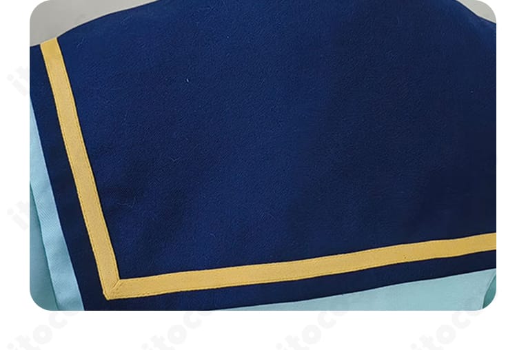 桜庭ローラ 四ツ星学園 制服の背面ディテール。背面の装飾と全体バランスを確認できる高級感のある仕上がり。